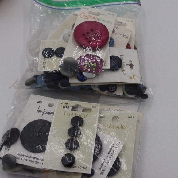 Button Lot Vintage & Modern Most on Cards Sewing Lot Craft Lot Buttons - Picture 1 of 10
